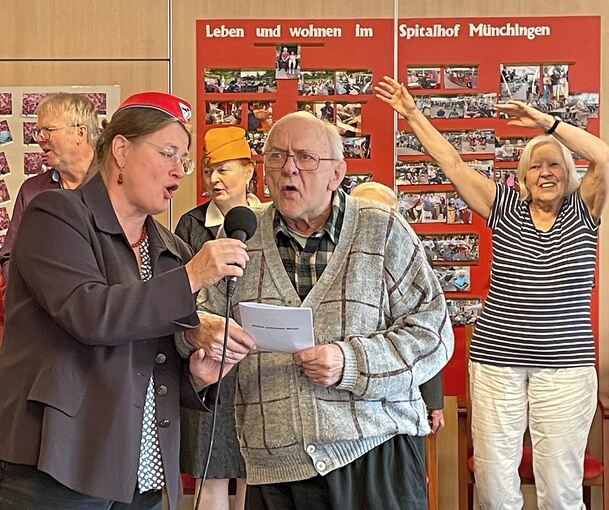 Gudrun Remane von „Nah und da – Lebensfreude kennt kein Alter“ bei der Probe des Parts von Werner Balghuber.