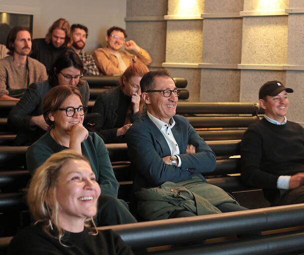 Gut unterhalten im Kinosaal: Cem Özdemir (Mitte) mit Andreas Bareiß, seit Mai Direktor der Filmakademie Baden-Württemberg (rechts). Links neben Özdemir die Grünen-Landtagsabgeordnete Silke Gericke, vorne die KI-Beauftragte der FABW, Nira Bozkurt.
