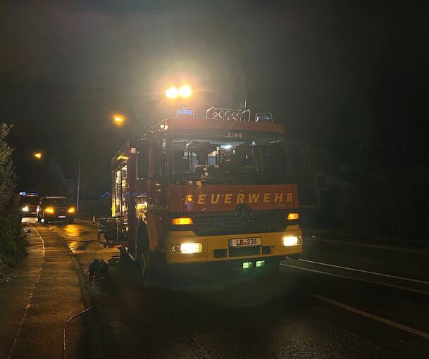 Sieben Fahrzeuge der Feuerwehr sind am Montagabend in Poppenweiler vor Ort. Sieben Fahrzeuge der Feuerwehr sind am Montagabend in Poppenweiler vor Ort.