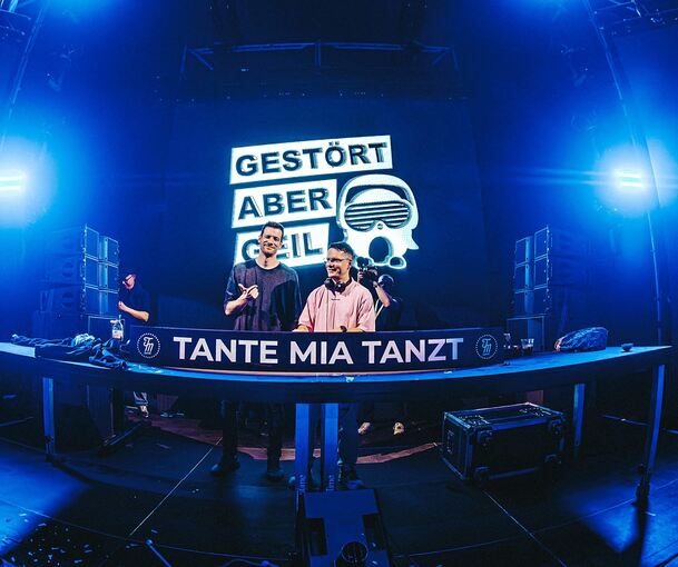Das DJ-Duo „Gestört aber GeiL“ ist einer der Headliner beim Just White & Blue.