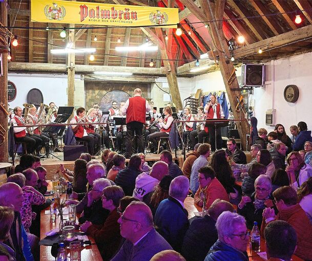 Die Alte Kelter in Walheim, hier beim Kelterfest im Oktober 2025. Das Gebäude soll saniert werden.