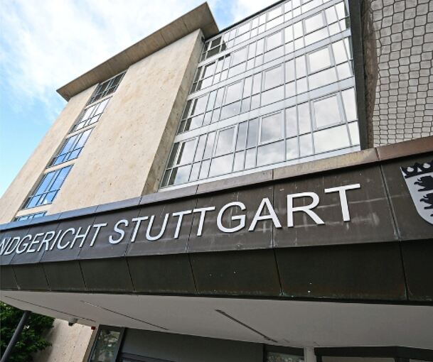 Vor dem Landgericht Stuttgart geht es um die Schuld am Brand auf einem Autofrachter.