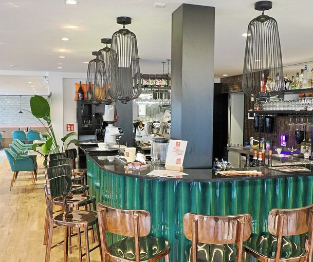 An der Bar ist auch Platz für einen Kaffee – oder auch einen türkischen Mokka.