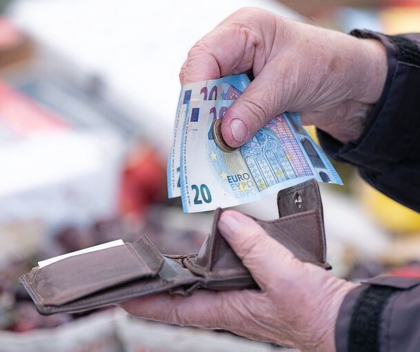 Wenn fremde Personen Menschen auf offener Straße ansprechen, rät die Polizei zu Vorsicht und Misstrauen. (Symbolbild)