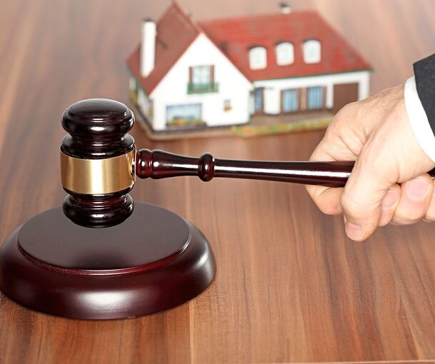 Bei Zwangsversteigerungen können Bieter profitieren.