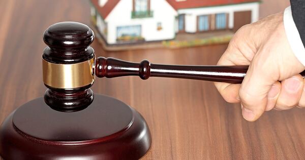 Bei Zwangsversteigerungen können Bieter profitieren. Bei Zwangsversteigerungen können Bieter profitieren.