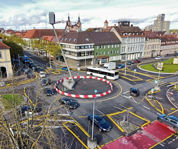 Der Kreisverkehr an der Sternkreuzung gleicht im Zwischenzustand einem Schnittmuster. Erst im Januar 2026 geht es mit den Straßenbauarbeiten los.