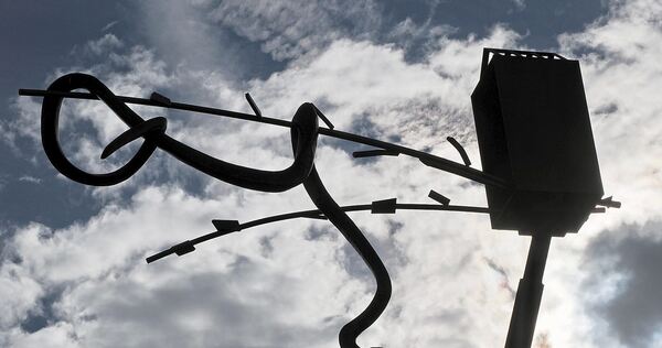 Die Schlangenskulptur polarisiert die Bevölkerung: Die einen lieben sie, die anderen wünschen sich, dass sie nicht wieder aufgestellt wird.