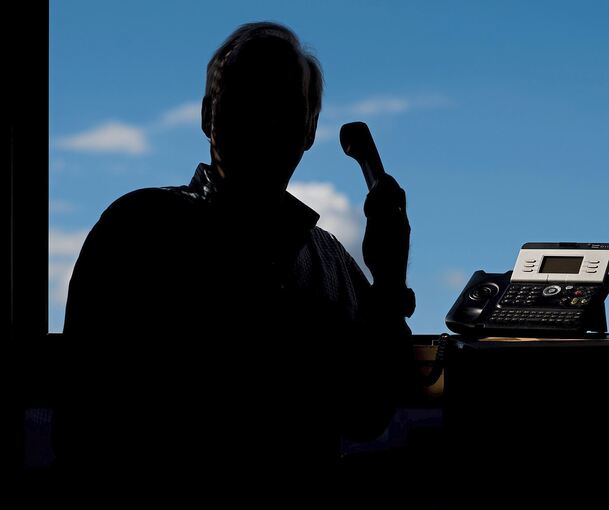 Duchr ein Telefonat erbeutete der Betrüger Geld im viestelligen Bereich. Duchr ein Telefonat erbeutete der Betrüger Geld im viestelligen Bereich.