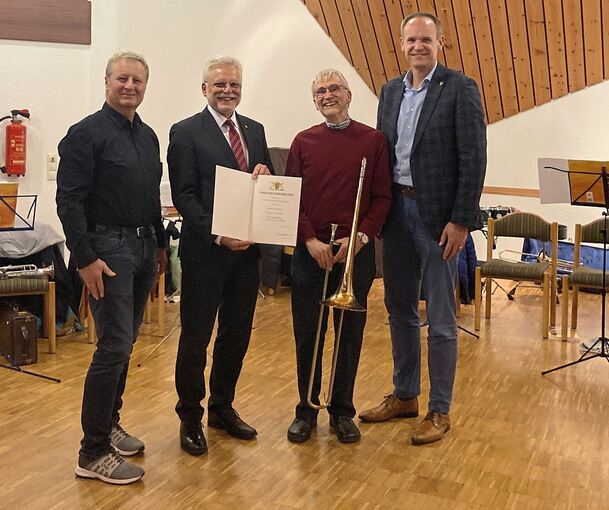 Ehrung in Heimerdingen (von links): Ortsvorsteher Bernhard Arzt, Oberbürgermeister Michael Makurath, Dieter Arzt und Hemmingens Bürgermeister Thomas Schäfer.