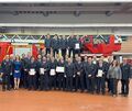 Ausgezeichnete Feuerwehrleute mit Kommandant Jochen Reuschle (rechts), seinem Stellvertreter Alexander Huppert (links), Ehrenkom Ausgezeichnete Feuerwehrleute mit Kommandant Jochen Reuschle (rechts), seinem Stellvertreter Alexander Huppert (links), Ehrenkommandant Hans-Peter Peifer (2.v.l.), Fachbereichsleiterin Niki Lang (3.v.l.) sowie der Dienstherrin, Erste Bürgermeisterin