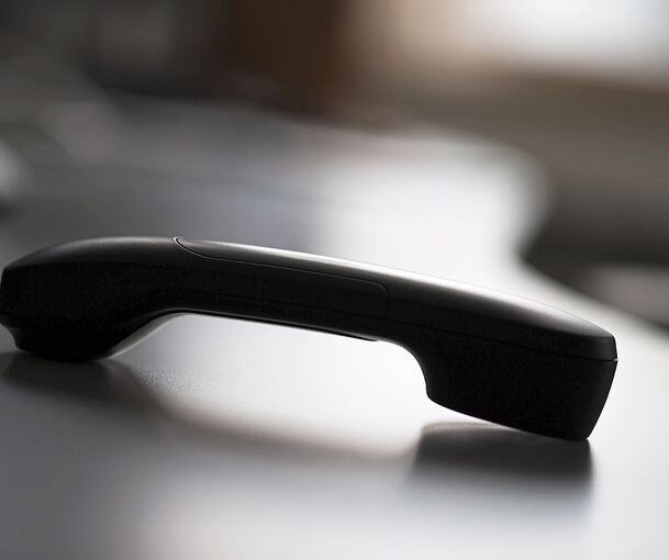Am Telefon geben sich Betrüger als Bankmitarbeiter aus.