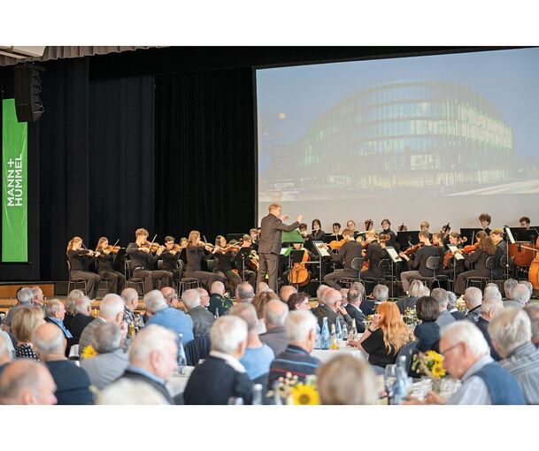 Hunderte ehemalige Mann&Hummel-Mitarbeiter bei der Pensionärsfeier im Ludwigsburger Forum.