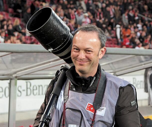 Überall gern gesehen: Ralf Poller – hier bei einem Spiel des VfB Stuttgart – mit seiner Ausrüstung.