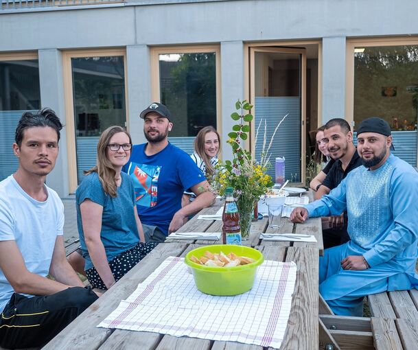 Pädagoge Lucas Vogelmann (3.v.l.) und Bewohner des Manara bei einem Sommerfest des Wohnprojektes.