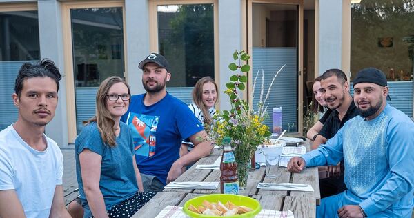 Pädagoge Lucas Vogelmann (3.v.l.) und Bewohner des Manara bei einem Sommerfest des Wohnprojektes. Pädagoge Lucas Vogelmann (3.v.l.) und Bewohner des Manara bei einem Sommerfest des Wohnprojektes.