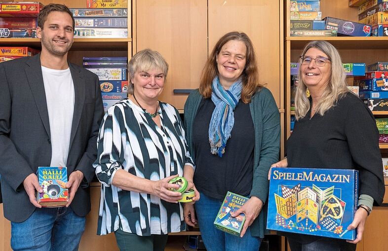 „Gruppe an der Schule“: Zum Pressegespräch waren auch Ingo de Wit vom Landratsamt und Eva Teufel (rechts), Vorstandsvorsitzende der Jugendhilfe Hochdorf, gekommen. Karin Schlittenhardt (Zweite von links) und Melanie Scheurich leiten die „Gruppe in de