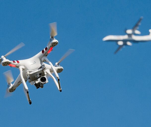 Drohnen haben zuletzt wiederholt den Flugverkehr gestört – belastbare Abwehrmaßnahmen gibt es bislang kaum.