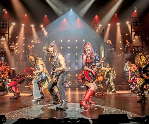 Galileo Figaro (Kasper Nilsson) und Scaramouche (Isabel Waltscott)im Queen-Musical „We Will Rock You“.