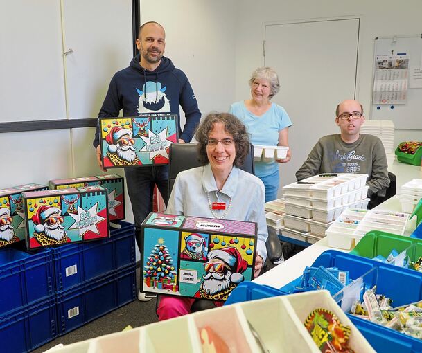 Bei der Adventskalenderproduktion in der Werkstatt Habila (von links): Gründer Daniel Bleif, die Beschäftigte Katja Dieterich, die Gruppenleiterin und Projektverantwortliche Britta Kolb und der Beschäftigte Christian Kraft.