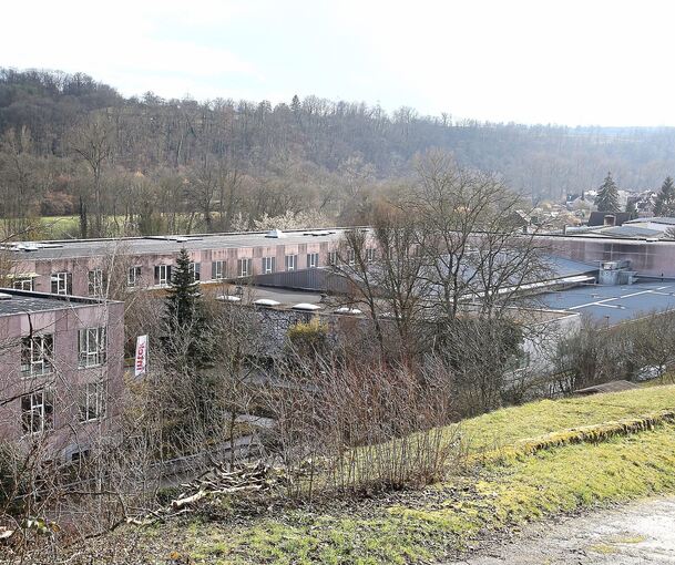 Das Intek-Areal in der Austraße, wo einmal Feuerwehr und Bauhof unterkommen sollen, die derzeit im Ortskern beengt untergebracht sind.