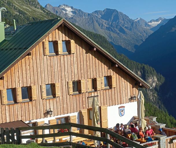 Die Ludwigsburger Hütte in der Abendsonne.