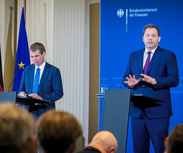 Ein leichtes Plus, aber keine Entlastung: Finanzminister Lars Klingbeil (SPD, re.) und Staatssekretär Steffen Meyer nehmen bei einer Pressekonferenz im Ministerium in Berlin Stellung zur neuen Steuerschätzung.