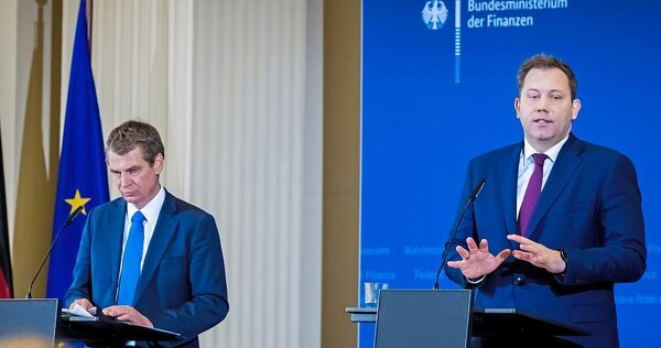 Ein leichtes Plus, aber keine Entlastung: Finanzminister Lars Klingbeil (SPD, re.) und Staatssekretär Steffen Meyer nehmen bei einer Pressekonferenz im Ministerium in Berlin Stellung zur neuen Steuerschätzung.
