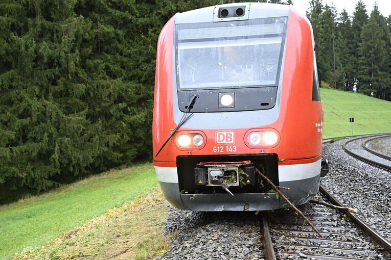 Zug entgleist im Allgäu nach Kollision mit Baum