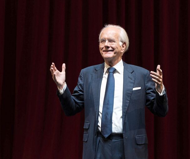 Vom Lokalen zum Globalen: Harald Schmidt zeigt im Schauspielhaus seine „Spielplananalyse“ – die eigentlich doch etwas ganz Anderes ist.