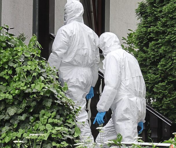 Mehrere Kriminaltechniker waren am Morgen des 20. März damit beauftragt, Spuren in der Wohnung und am mutmaßlichen Täter zu sichern.