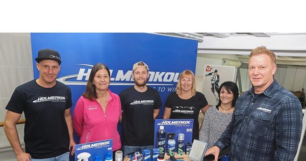 Das Holmenkol-Team in der Ludwigsburger Firmenzentrale (von links): Sven Kettgen (Marketing), Sabine Aust (Vertrieb), Marc Kaiser (Produktmanagement), Susanne Minis (Innendienst), Claudia Jenninger (Vertrieb), Timo Fleischmann (Geschäftsführer). Jenn