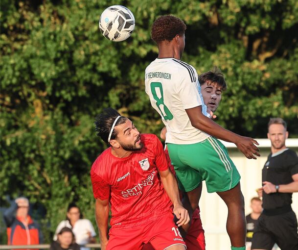 Medin Bulic (links) und den FV Löchgau erwarten den GSV Pleidelsheim zum nächsten Derby. Hier attackiert er Heimerdingens Shakur Traore.