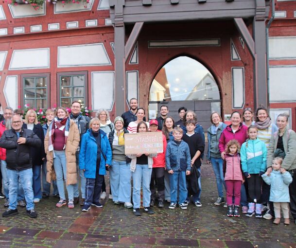 „Unser Stadtbild, in dem alle Menschen willkommen sind“, steht auf dem Schild, hinter dem sich die Gruppe versammelte.
