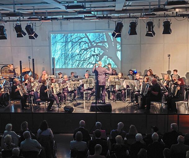 Das 2. Orchester unter der Leitung von Wolfgang Matt begeistert unter anderem mit der „Eiskönigin“. Das 2. Orchester unter der Leitung von Wolfgang Matt begeistert unter anderem mit der „Eiskönigin“.