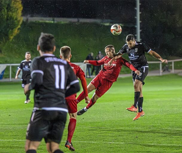Kopfball-Duell zwischen dem TASV Hessigheim (rote Trikots) und der Spvgg Besigheim.