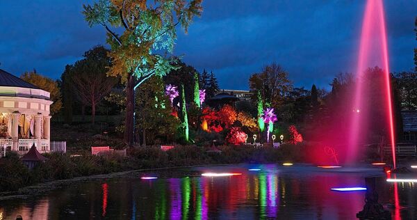 Auch der Schüsselesee wird mit Lichtern illuminiert.