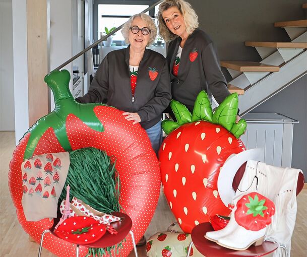 Mit den Accessoires kommen die Ideen fürs Programm: Die Kabarettistinnen Helga Becker und Gesa Schulze-Kahleyß sind die Bräschtling-Sisters.