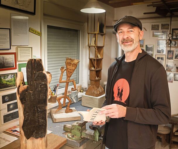 Nicht nur Säge, Feile und Schnitzmesser, auch Bücher, Gedichte und Textinterpretationen gehören zu Heiko Nostadts Werkzeugen für seine Kunst.