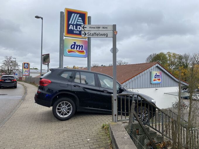 90-Jähriger verwechselt Treppe mit Parkplatz-Einfahrt