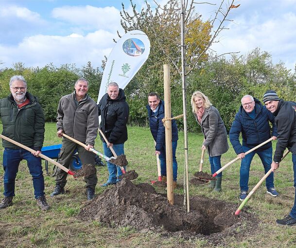 Gemeinschaftsaktion: Im Ammertal pflanzten Gemeinde und Vereine Bäume zum 750-Jahr-Jubiläum.