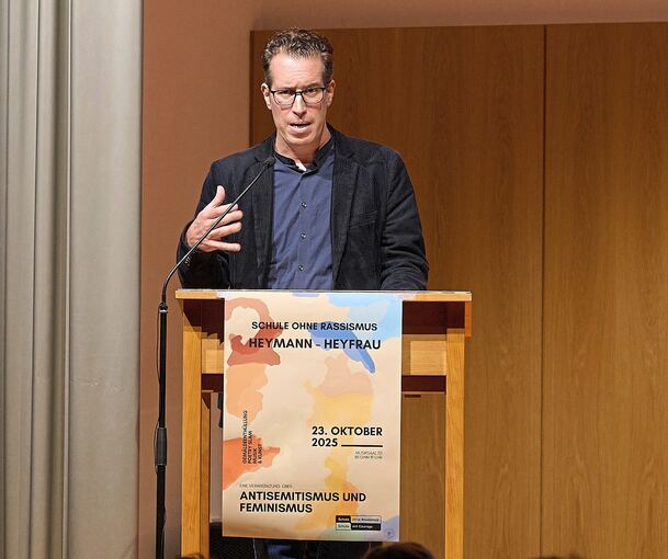 Stadtarchivar Simon Karzel spricht über die jüdische Gemeinde in Ludwigsburg.