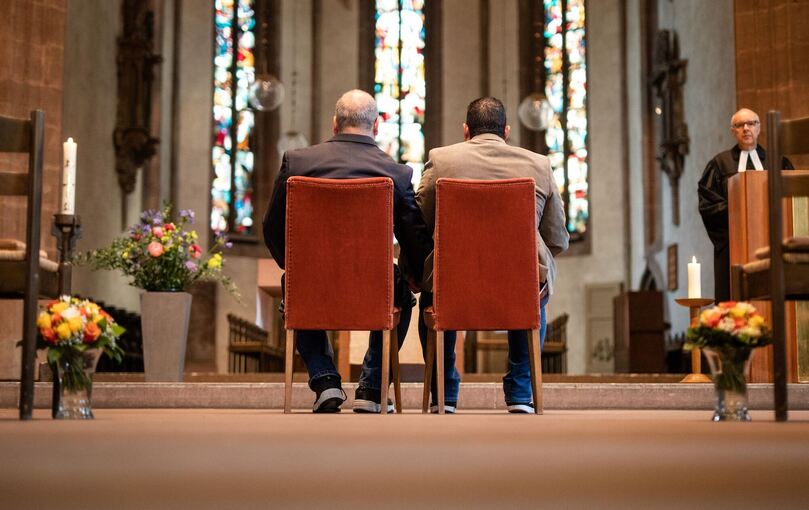 Schwules Paar feiert Segnungsgottesdienst