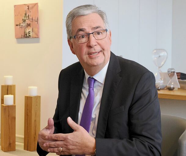 Rekordverdächtig: Landrat Dietmar Allgaier bittet seine Städte und Gemeinden 2026 mit fast 378 Millionen Euro zur Kasse.