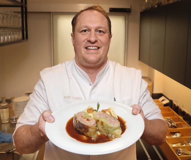 Christian Buhl vom Restaurant Post Cantz präsentiert Kohlrouladen.