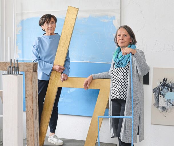 Eine Mammutaufgabe: Sabine Klett (rechts) und Margit Müller im Atelier des verstorbenen Künstlers Martin Schröder-Berlin.