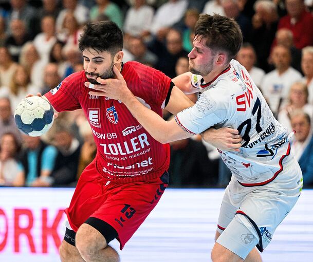 Bietigheims  Juan de la Pena (li.)wird von David Kuntscher gestoppt.