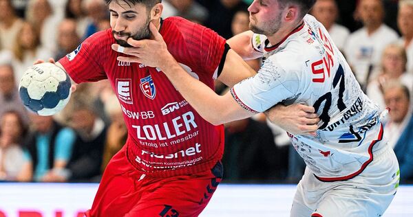 Bietigheims  Juan de la Pena (li.)wird von David Kuntscher gestoppt.