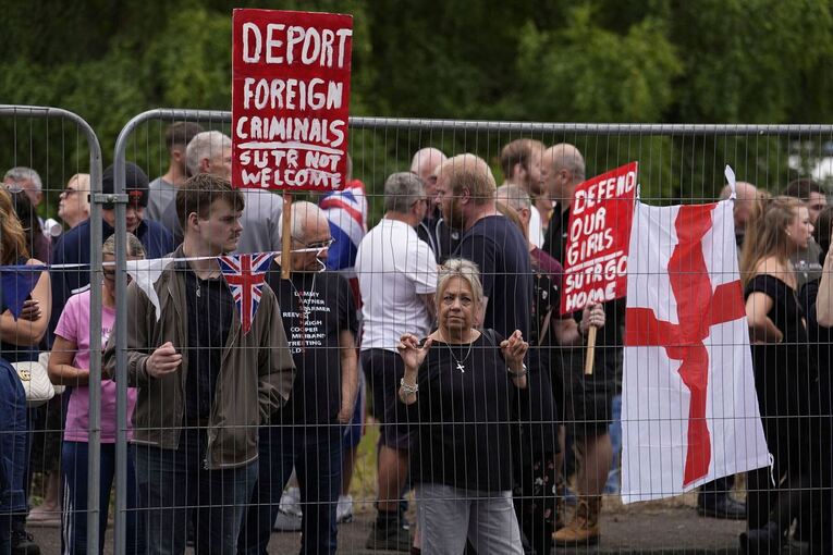 Protest gegen Asylbewerber in Großbritannien Protest gegen Asylbewerber in Großbritannien