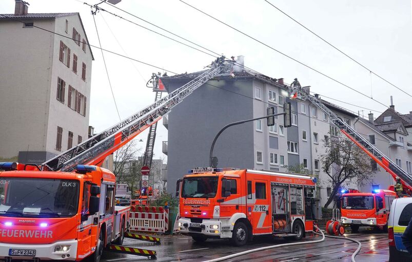 Großeinsatz in Stuttgart - Feuerwehrmann bei Brand verletzt Großeinsatz in Stuttgart - Feuerwehrmann bei Brand verletzt
